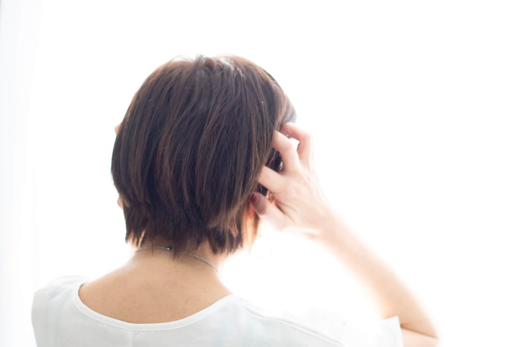 頭を抱える女性